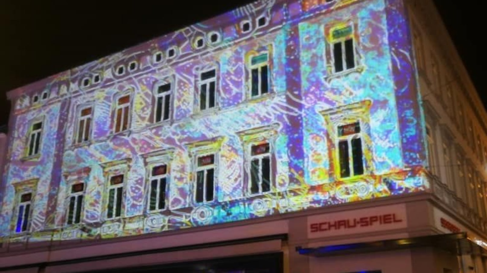 Lichterspiele an den Hausfassaden am Rathausplatz in St. Pölten.