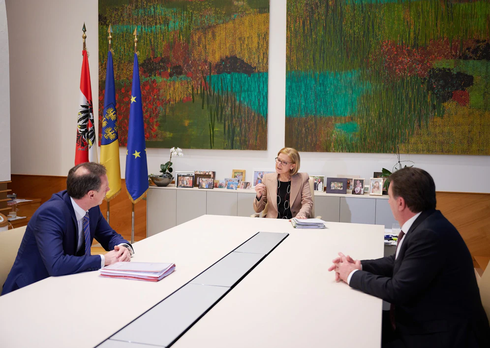  Landeshauptfrau Johanna Mikl-Leitner (m.) mit Landesrat Jochen Danninger (l.) und WKNÖ-Präsident Wolfgang Ecker (r.).