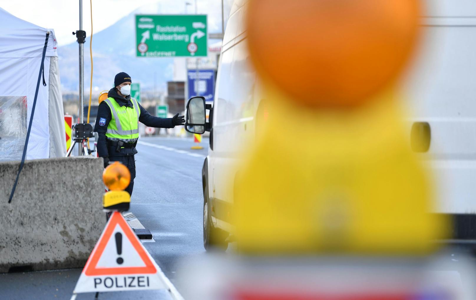 Grenzkontrollen beim Grenzübergang Walserberg in Fahrtrichtung Salzburg am Montag, 8. Februar 2021.