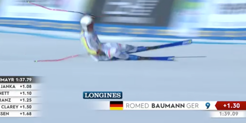 Romed Baumann kommt in der WM-Abfahrt im Ziel zu Sturz und verletzt sich im Gesicht.