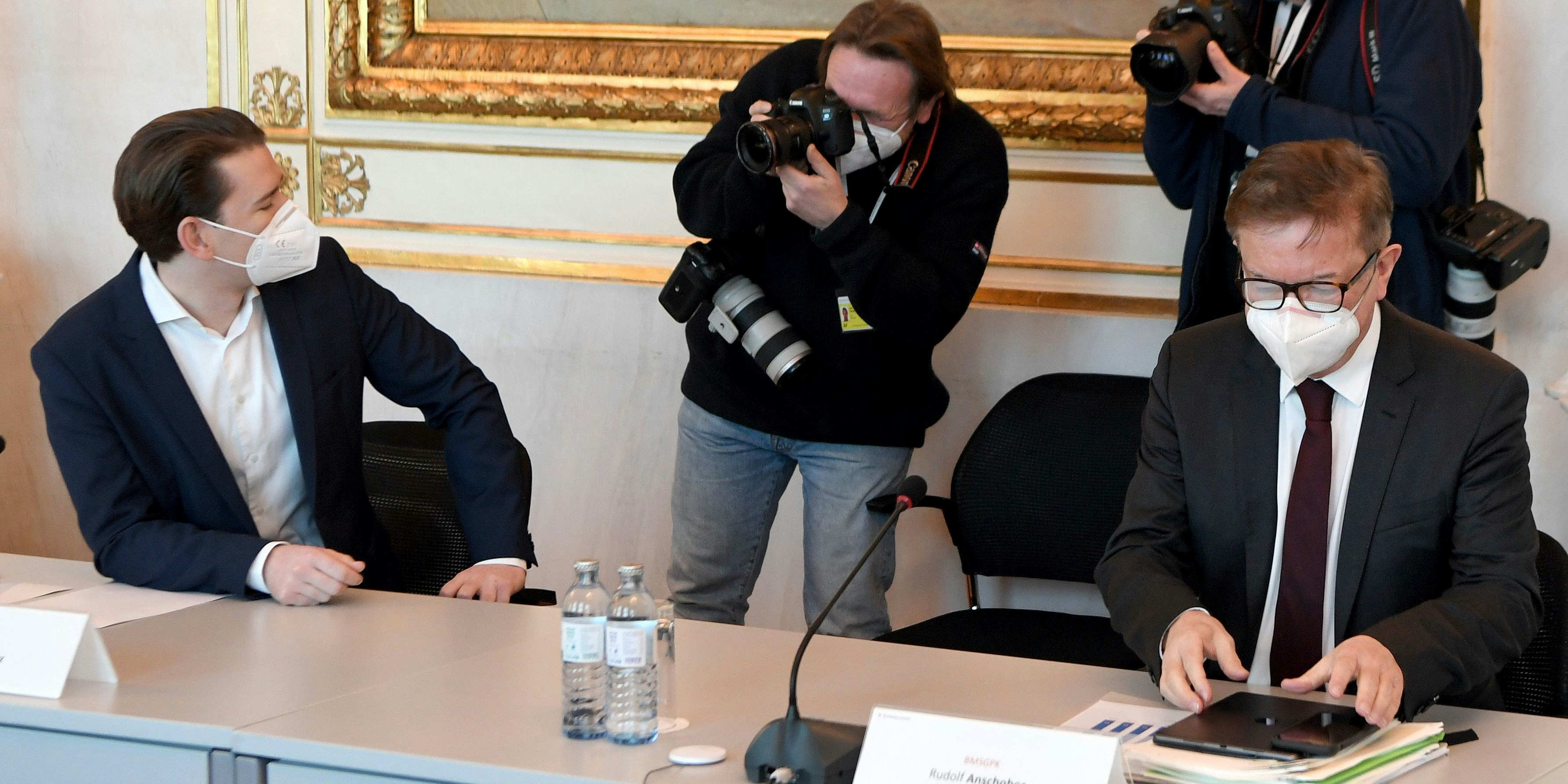 Bundeskanzler Sebastian Kurz und Gesundheitsminister Rudolf Anschober bei einem Corona-Gipfel im Bundeskanzleramt.