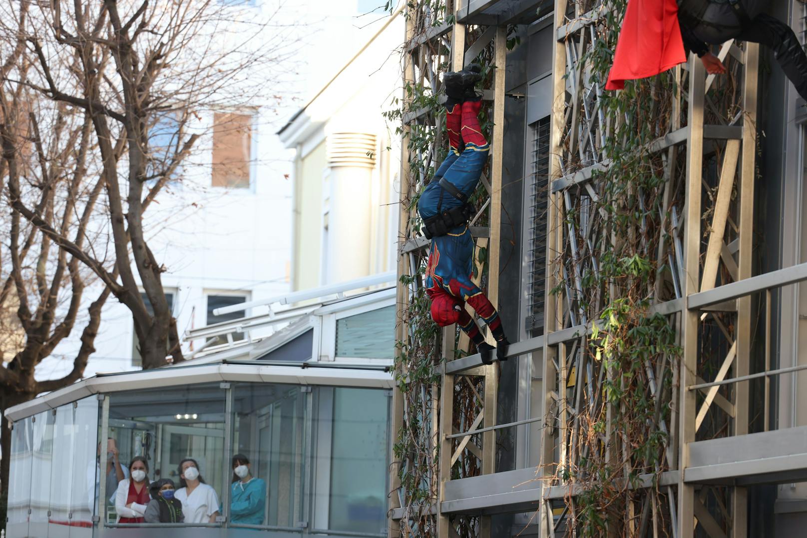 Spiderman hing sogar kopfüber an der Fassade.