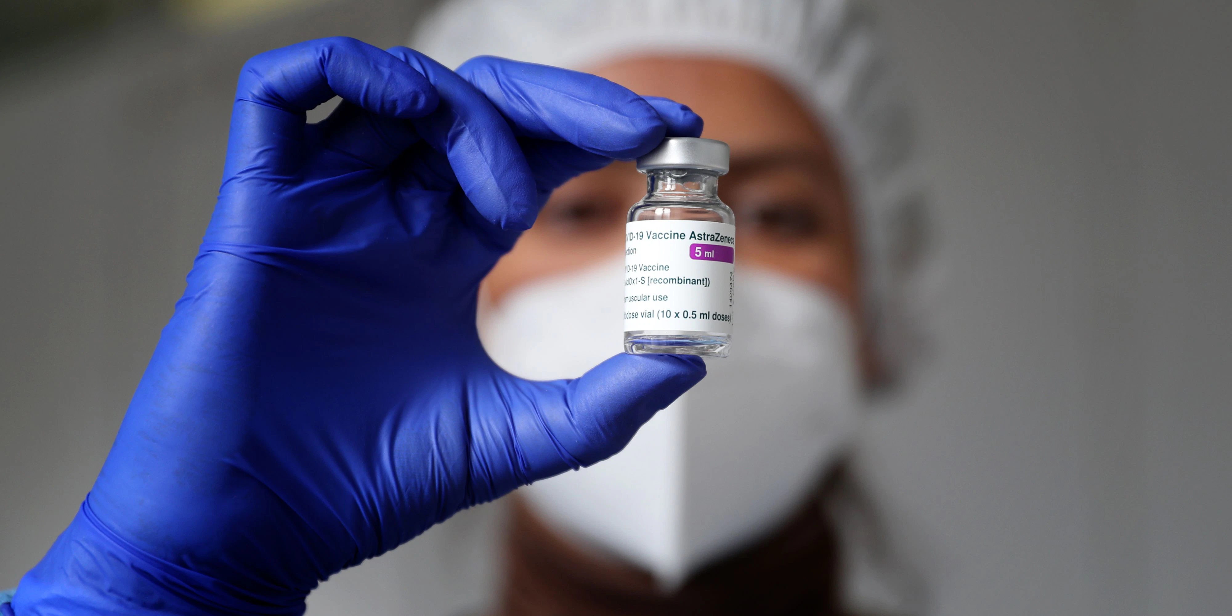 Download von www.picturedesk.com am 15.02.2021 (10:28).  February 13, 2021, Lisbon, Portugal: A health technician prepares a vial of the AstraZeneca Covid-19 vaccine on the first day of the security forces inoculation at the Conde de Lippe military barracks in Lisbon. - 20210213_PD16593 - Rechteinfo: Rights Managed (RM)