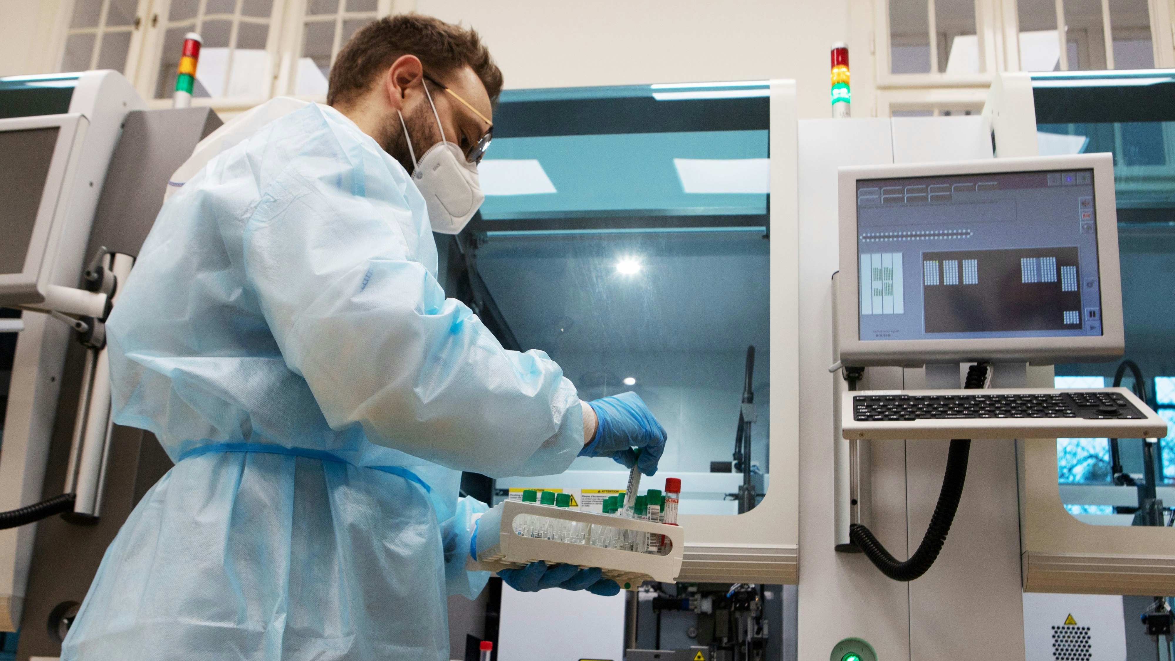 Im Labor werden die Proben analysiert. Symbolbild. 