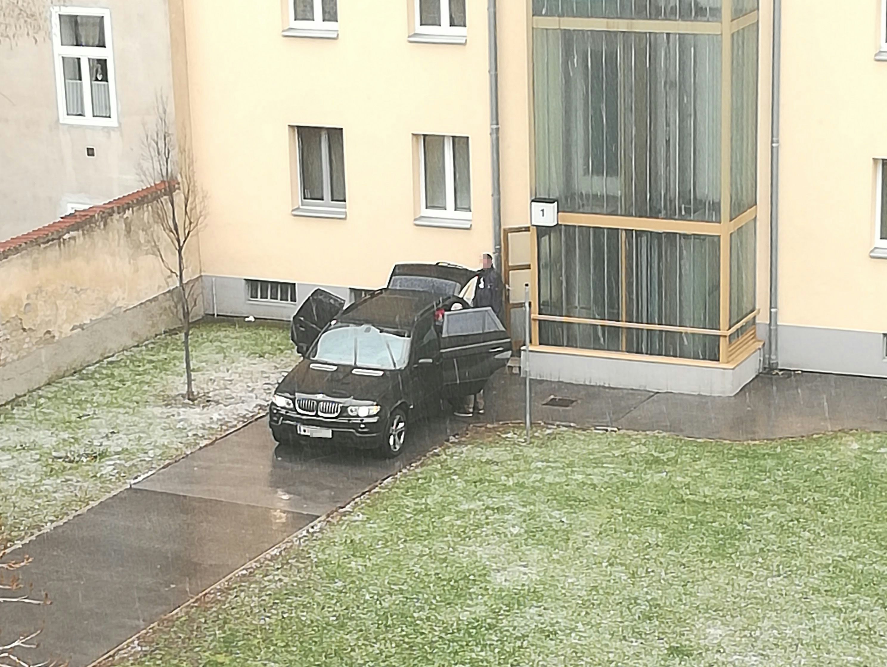 Der BMW-Lenker hat es sich leicht gemacht und fuhr direkt vor das Stiegenhaus.