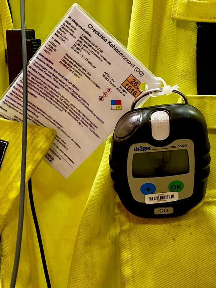 Feuerwehr im Einsatz mit Messgerät.