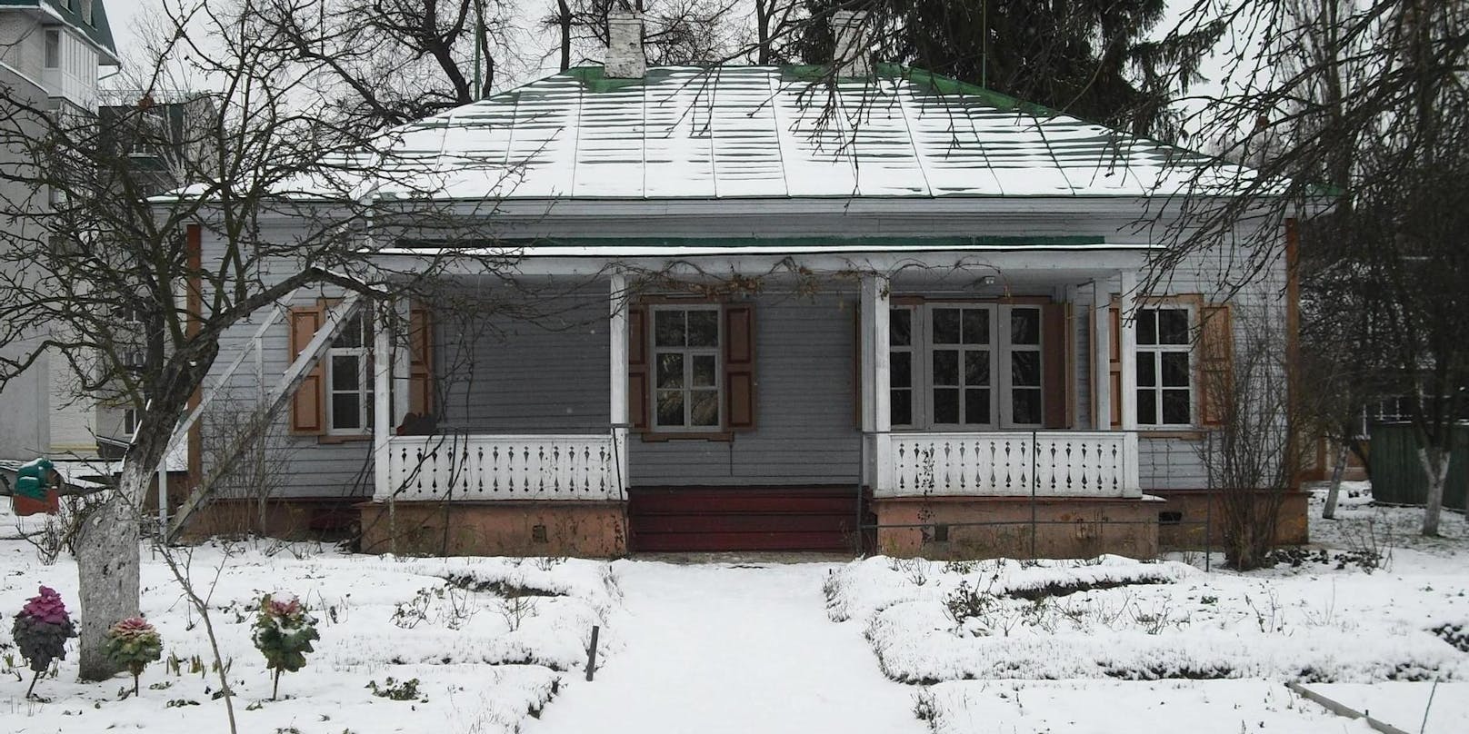 Ein Mann hat in der Nähe von Tschernihiw, Ukraine einen Mord vorgetäuscht, damit die Polizei seine Einfahrt räumt.