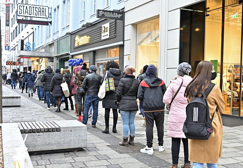 In besonders betroffenen Gebieten könnten Zutrittstests zum Handel kommen.