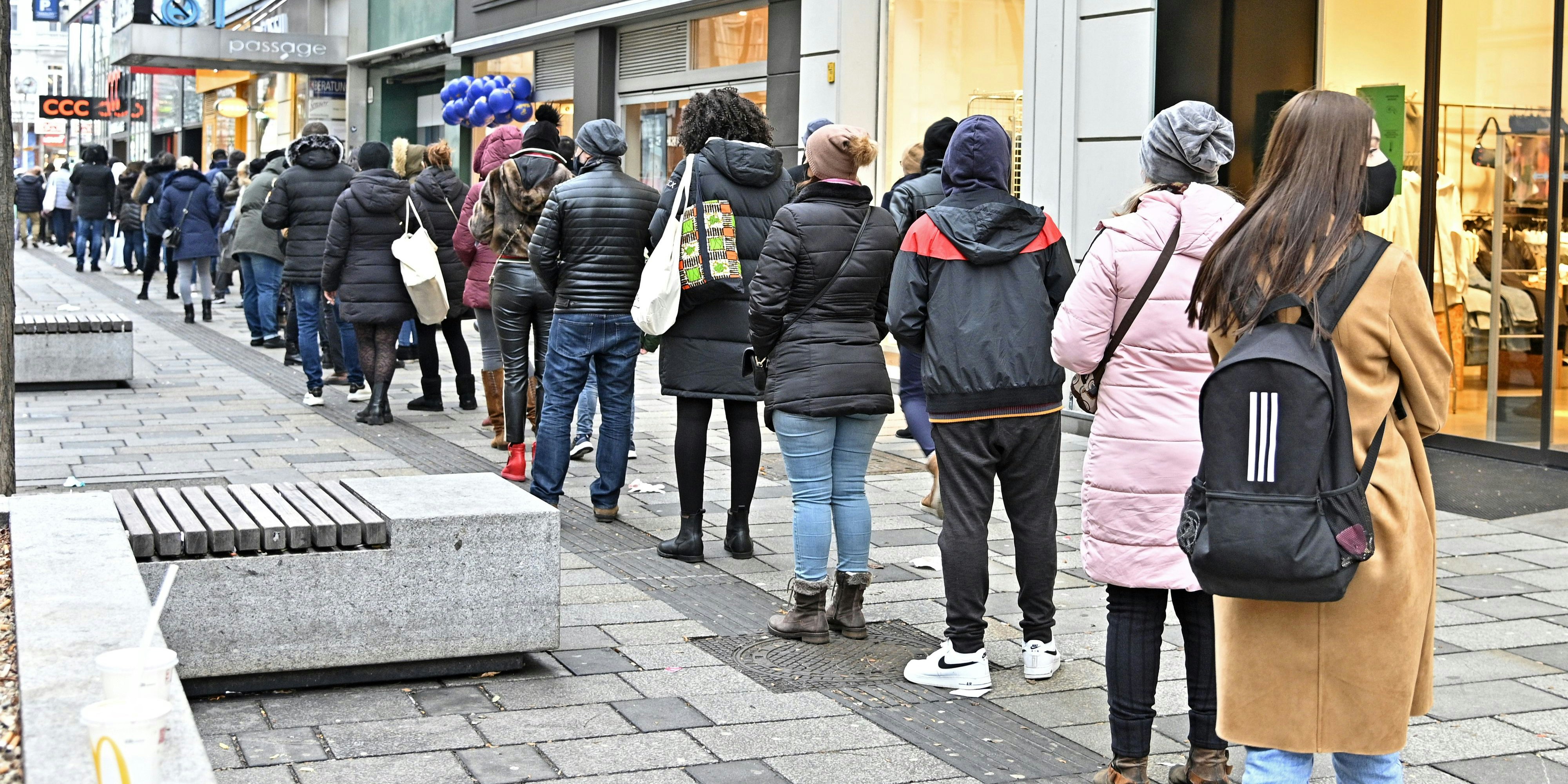 In besonders betroffenen Gebieten könnten Zutrittstests zum Handel kommen.