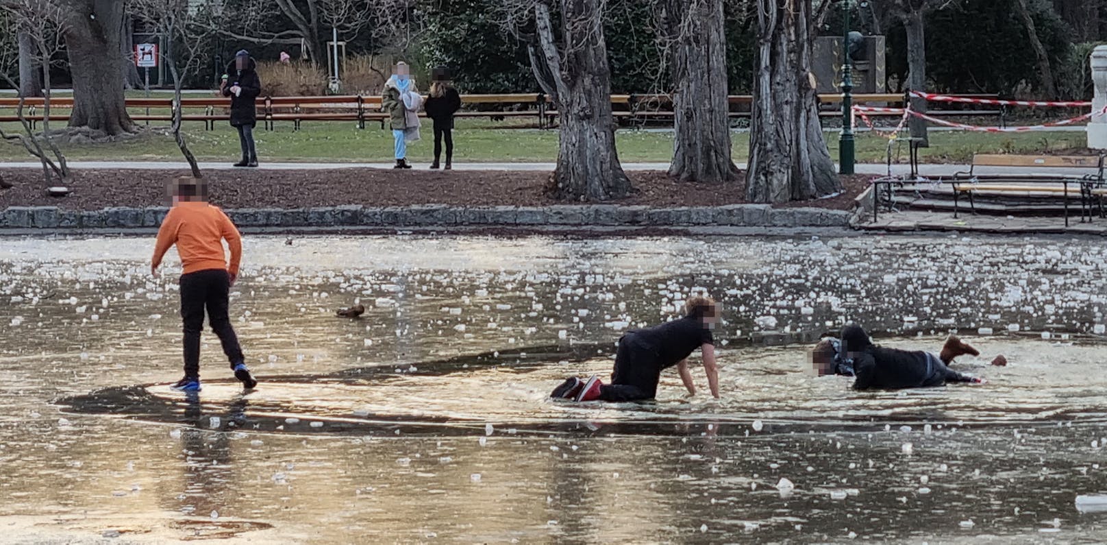 Am Montag brachen Kinder im Stadtpark durch das Eis auf einem Teich ein