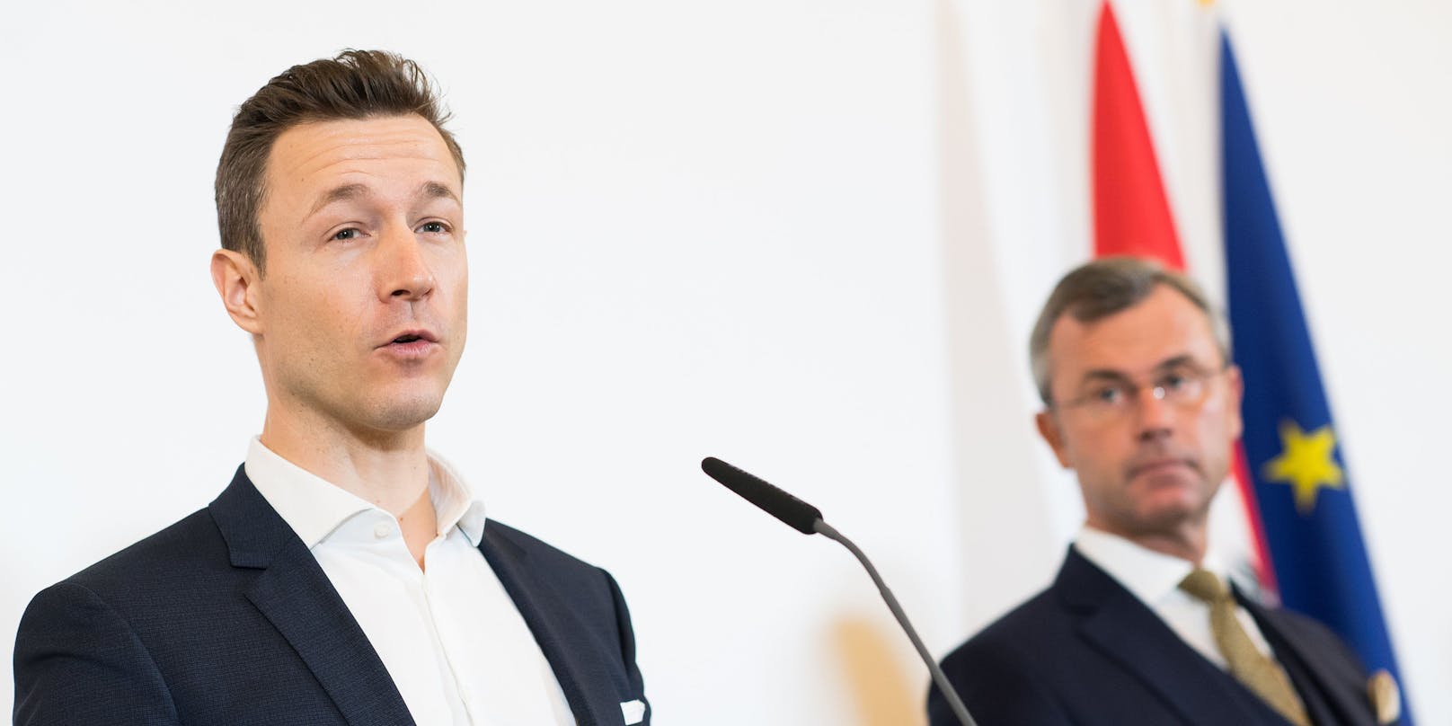 Wegen der Ermittlungen gegen Finanzminister Blümel fordert die FPÖ jetzt seinen Rücktritt.
