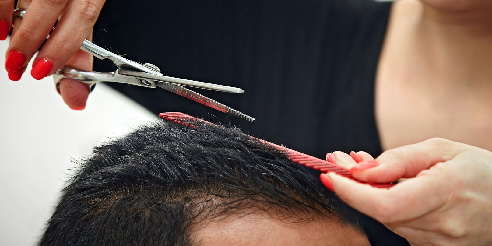 Eine Friseurin beim Haare schneiden. Archivbild