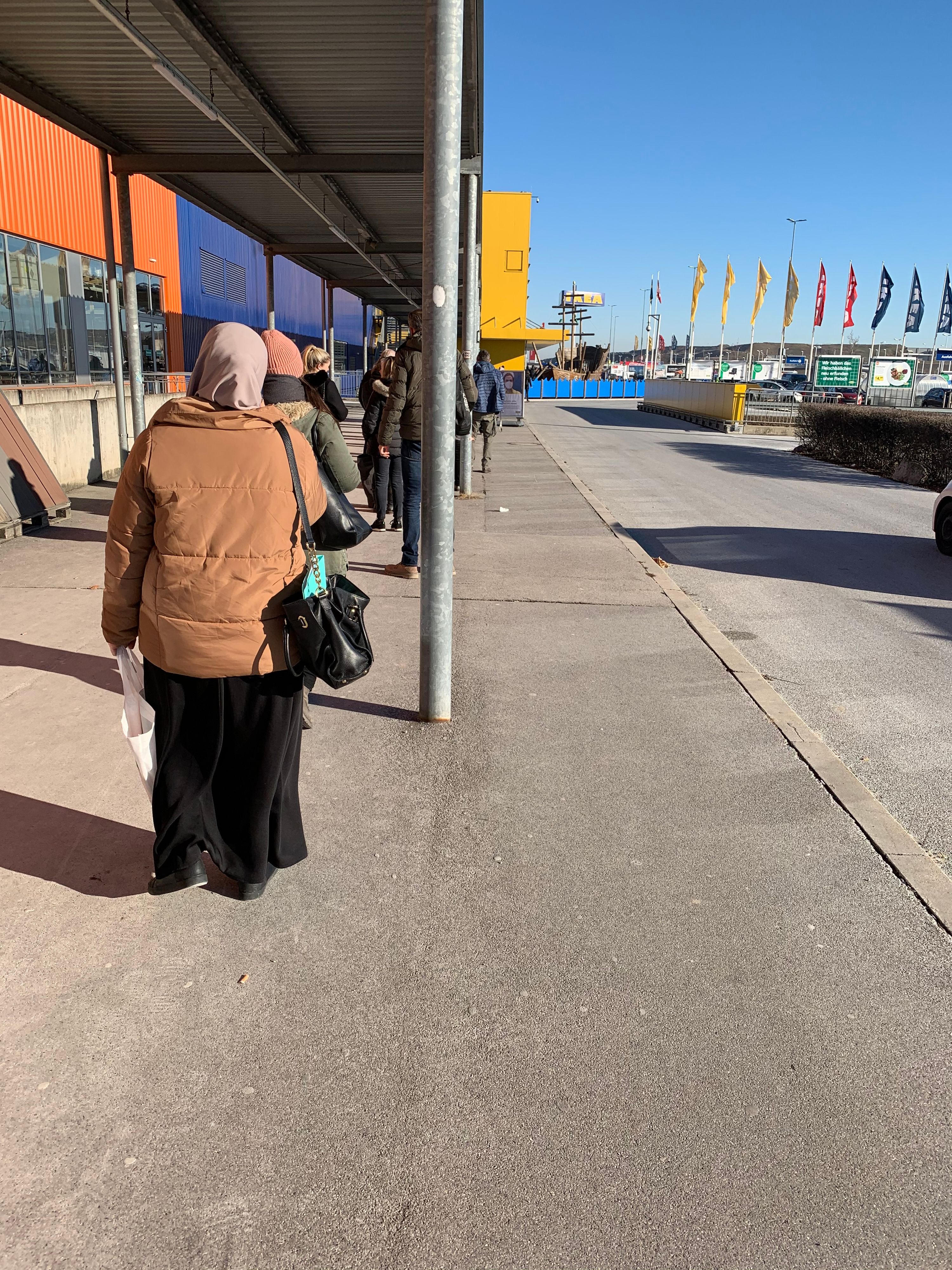 Die Warterei ging am Montagmorgen vor einem Möbelhaus gleich weiter.