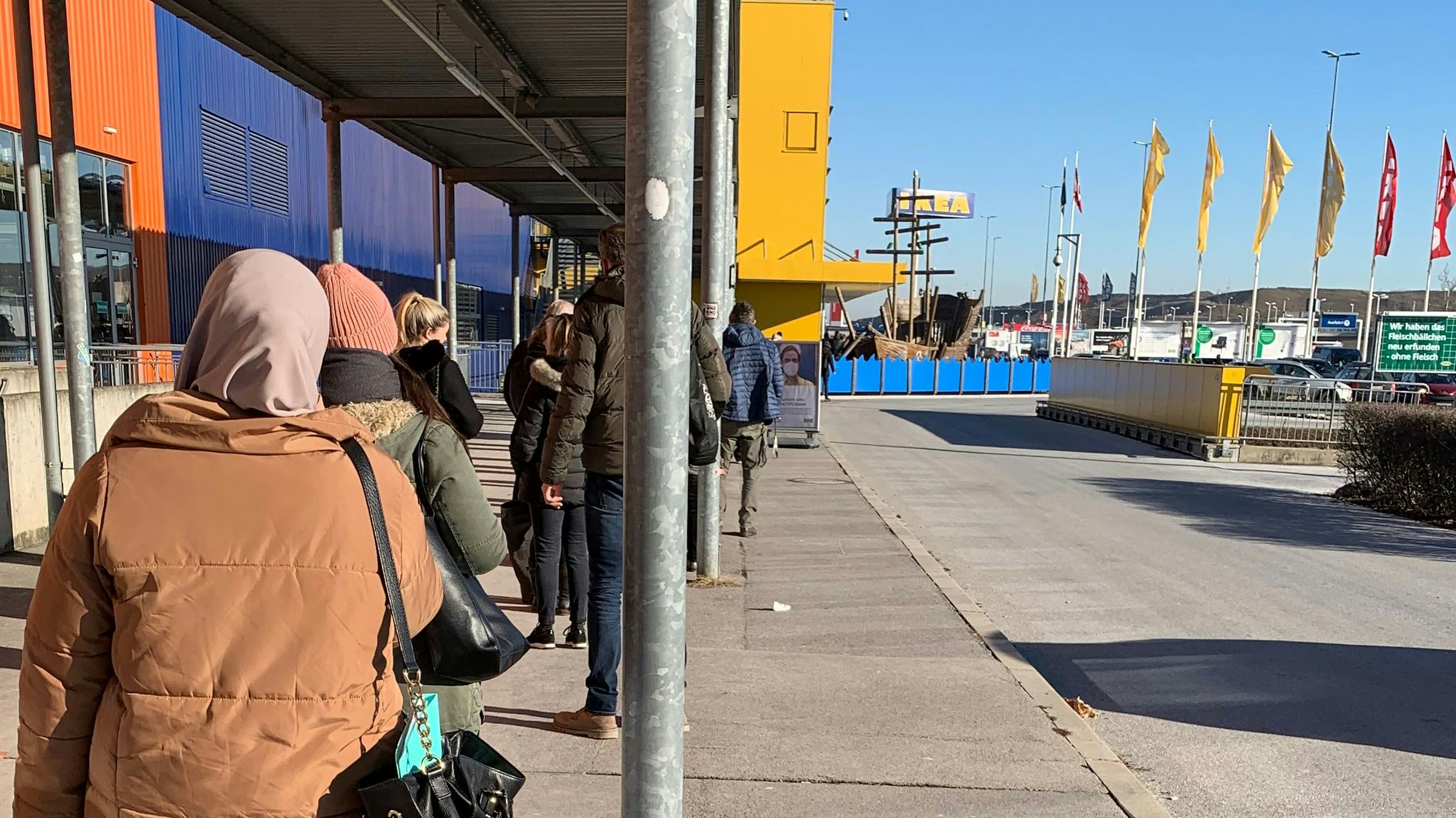 Die Warterei ging am Montagmorgen vor einem Möbelhaus gleich weiter.