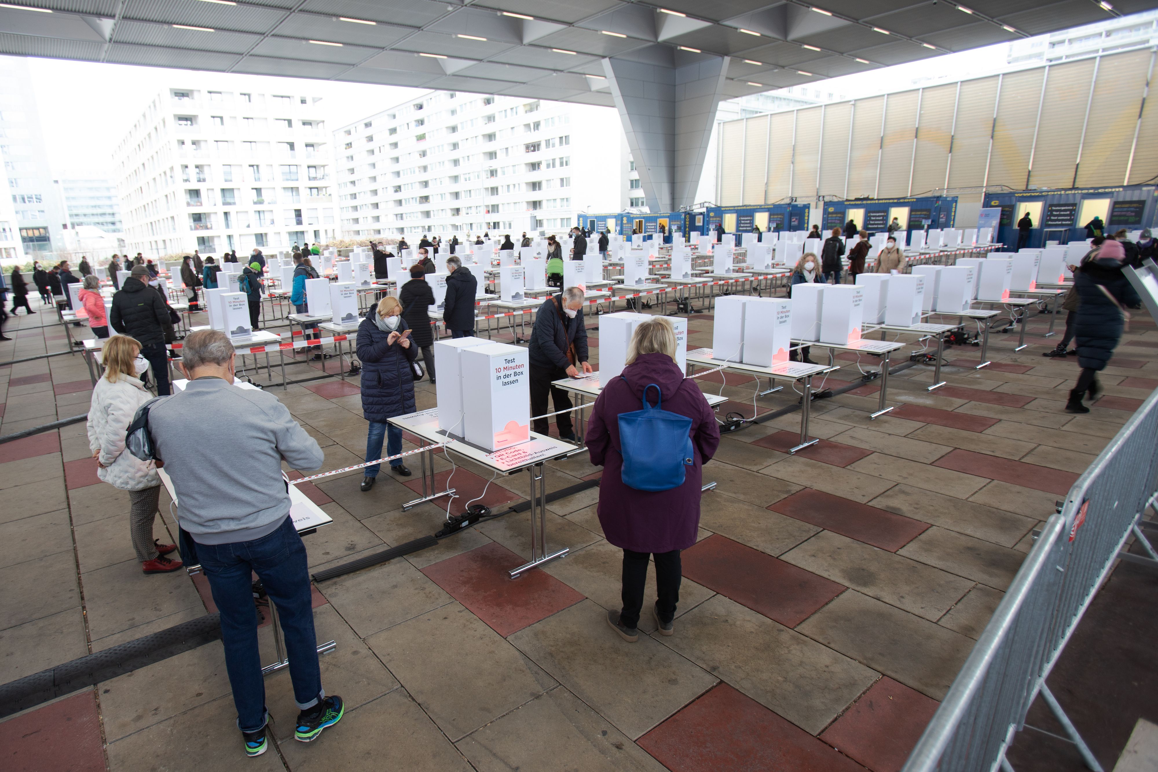 Menschen stehen an der Antigen-Teststraße im Austria Center Vienna in Wien an. Archivbild