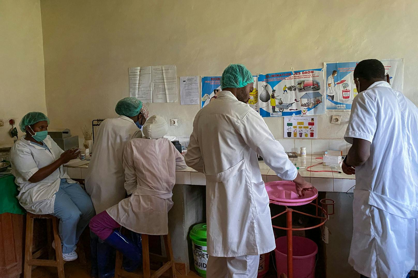 Nach mindestens drei Todesfällen und vier Infektionen wegen Ebola hat Guinea eine Epidemie-Lage ausgerufen.