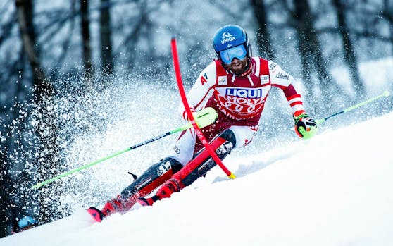 Marco Schwarz greift in der Cortina-Kombi nach einer Medaille.