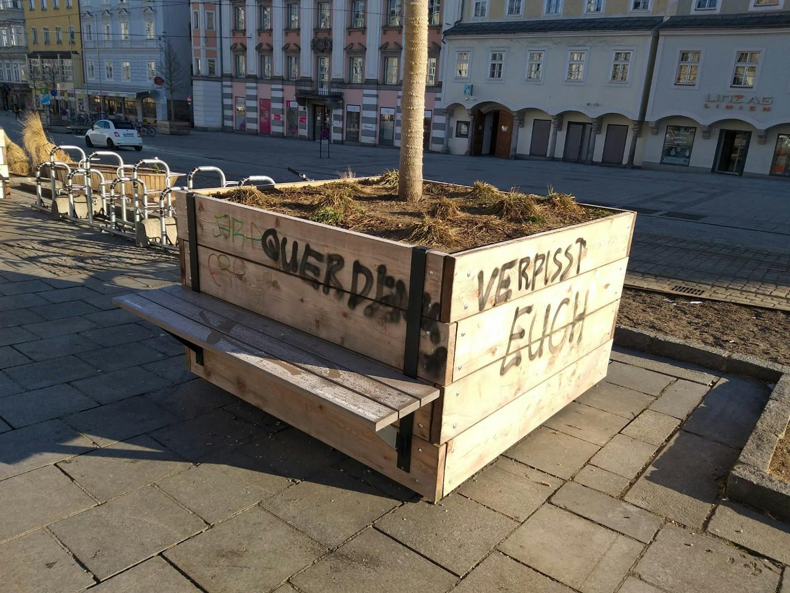 Zahlreiche Baumtröge wurden am Linzer Hauptplatz beschmiert.