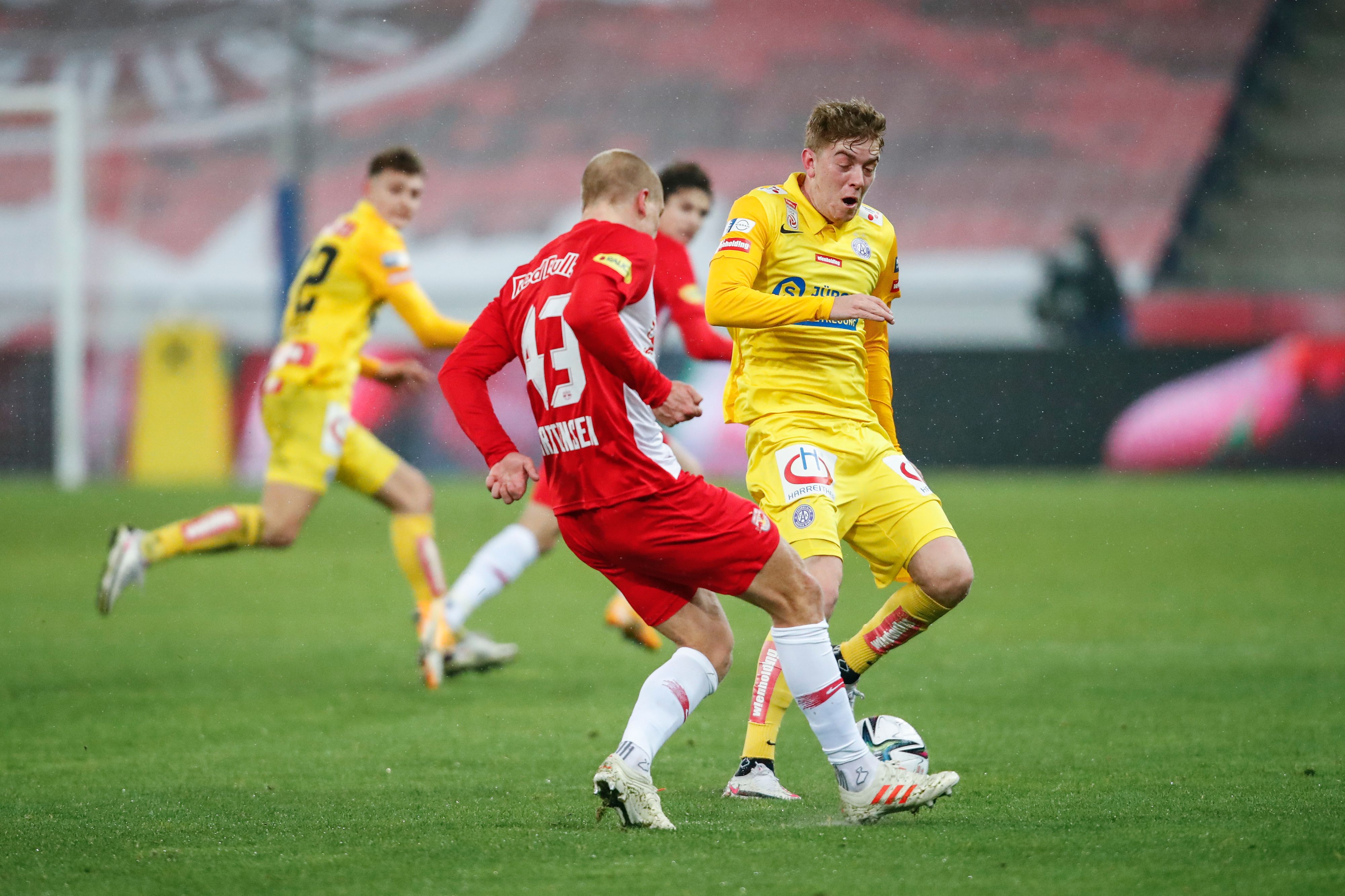 Andreas Poulsen (r.) muss eine Zwangspause einlegen.