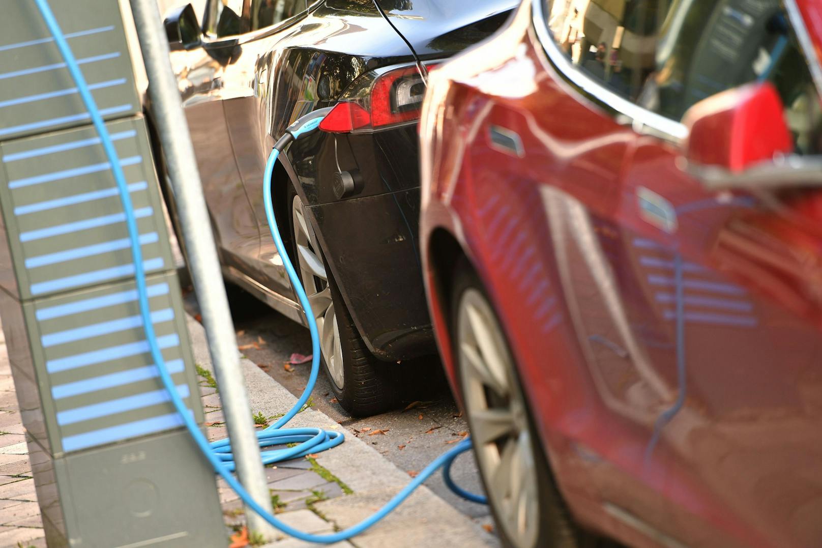 Die britische Automarke Jaguar will ab 2025 nur noch elektrische Fahrzeuge herstellen. Bis 2039 solle die Marke dann klimaneutral werden.