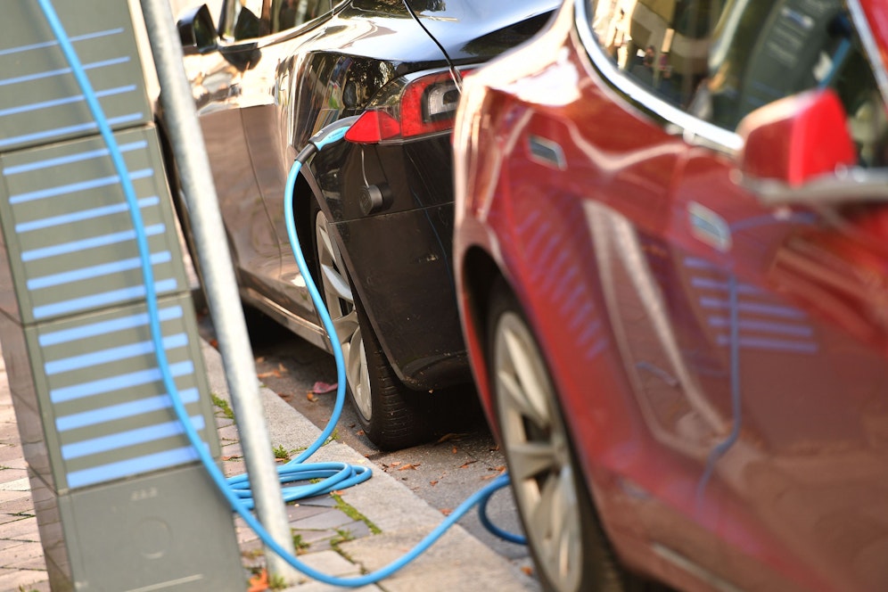 Die britische Automarke Jaguar will ab 2025 nur noch elektrische Fahrzeuge herstellen. Bis 2039 solle die Marke dann klimaneutral werden.