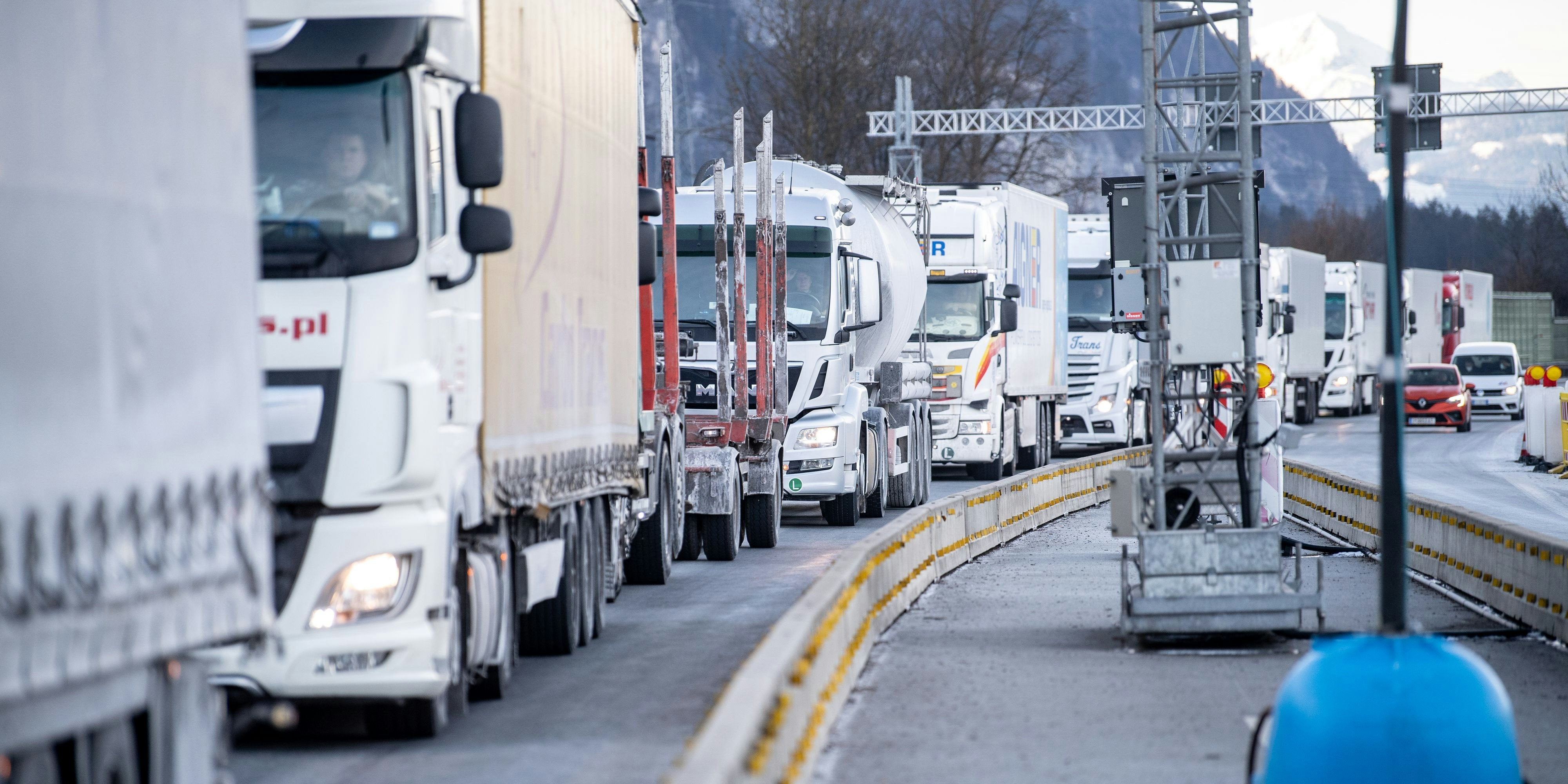 Dutzende Lkws stehen an der Grenze in Deutschland Schlange.