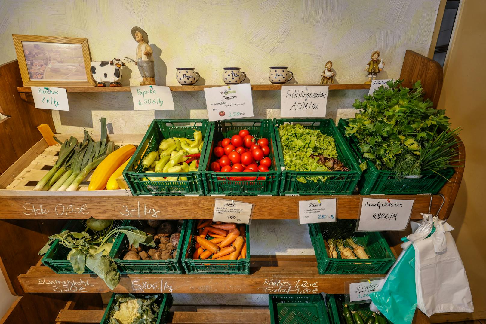Kleiner Hofladen auf einem familiengeführten Bauern- und Gemüsehof. Symbolbild