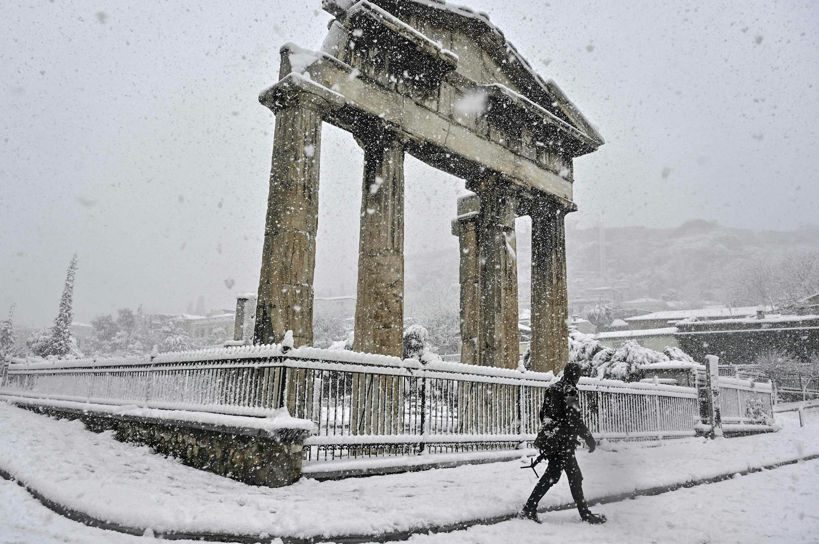 In der griechischen Hauptstadt Athen schneit es und zwar so heftig wie seit Jahrzehnten nicht mehr.