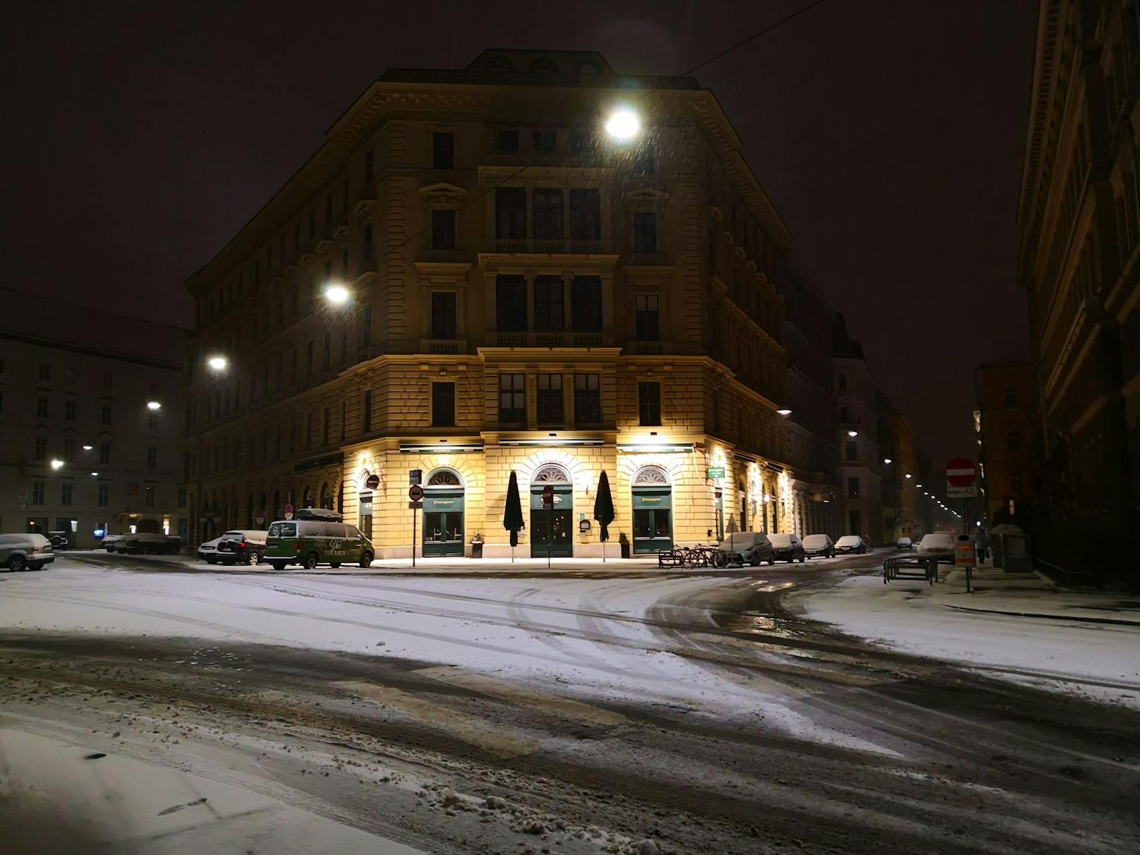 Nächtlicher Schneefall sorgte am 16. Februar 2021 für weiße Straßen in Wien
