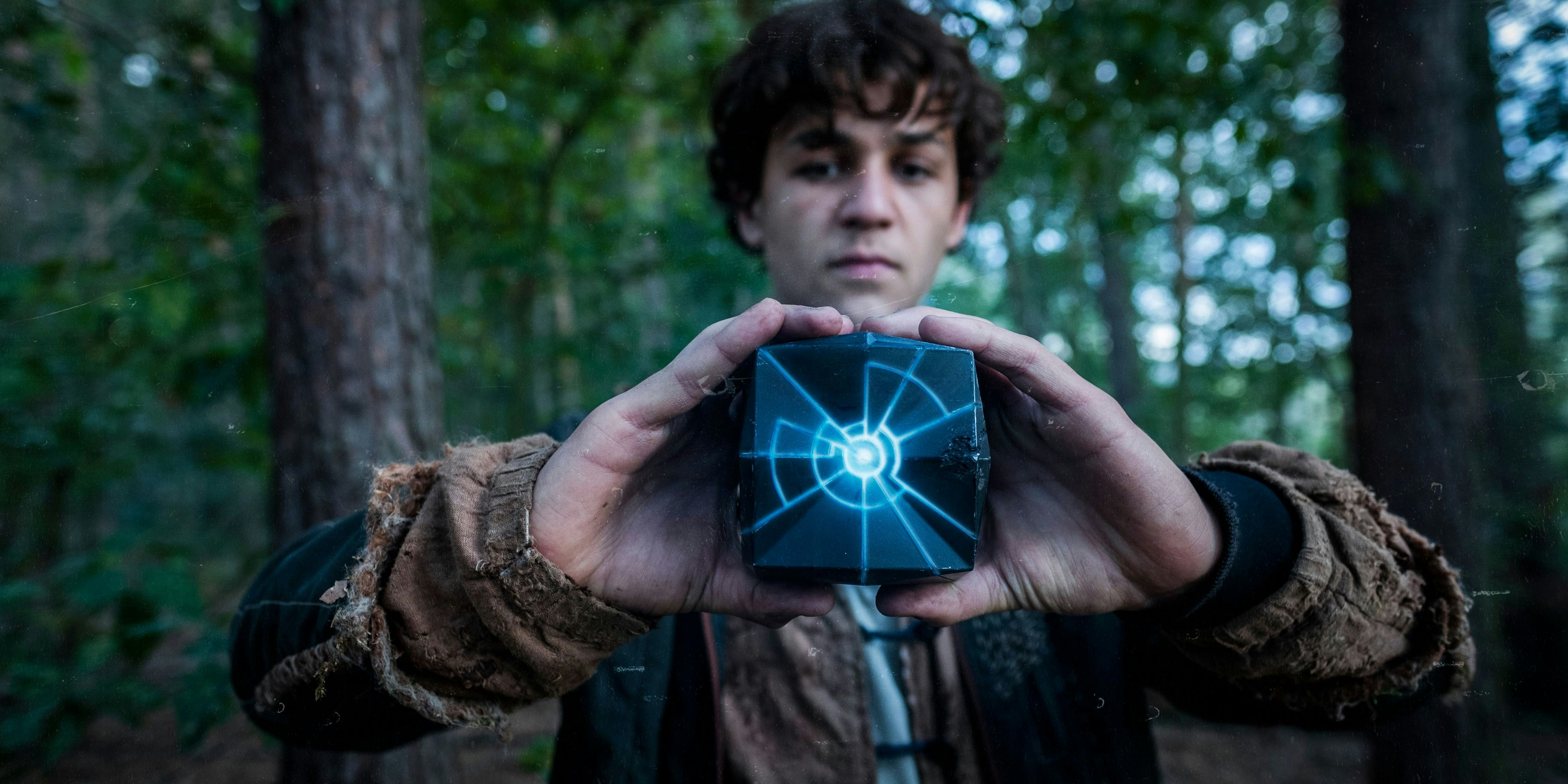 Elja (David Ali Rashed) findet einen magischen Würfel.