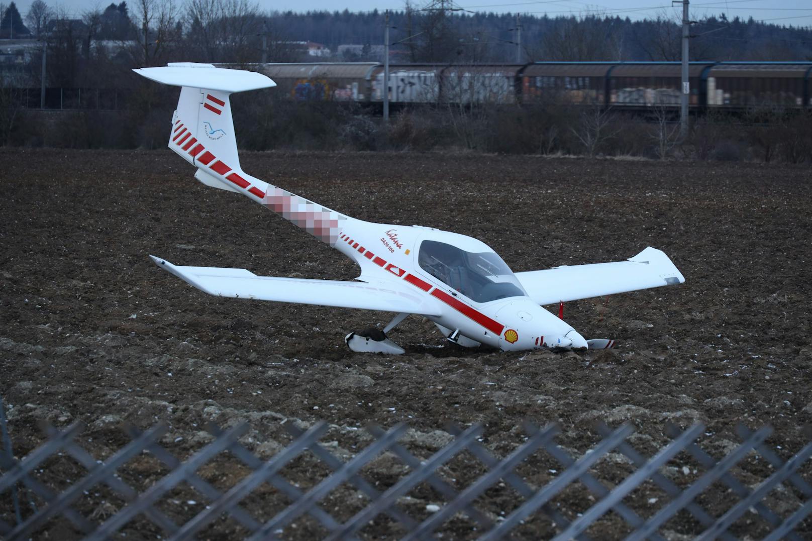 Der Pilot sowie ein Passagier blieben unverletzt.
