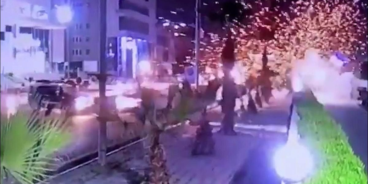 Bilder einer Überwachungskamera zeigen den Raketeneinschlag.