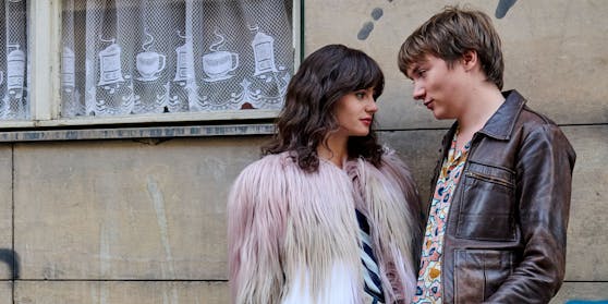 Jana McKinnon als Christiane F und Michelangelo Fortuzzi als Benno in der neuen Amazon-Prime-Serie "Wir Kinder vom Bahnhof Zoo"