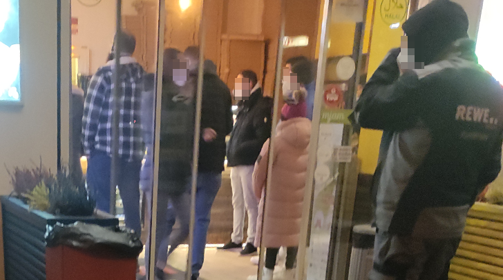 Bei diesem Kebabstand schien sich niemand für den Mindestabstand zu interessieren