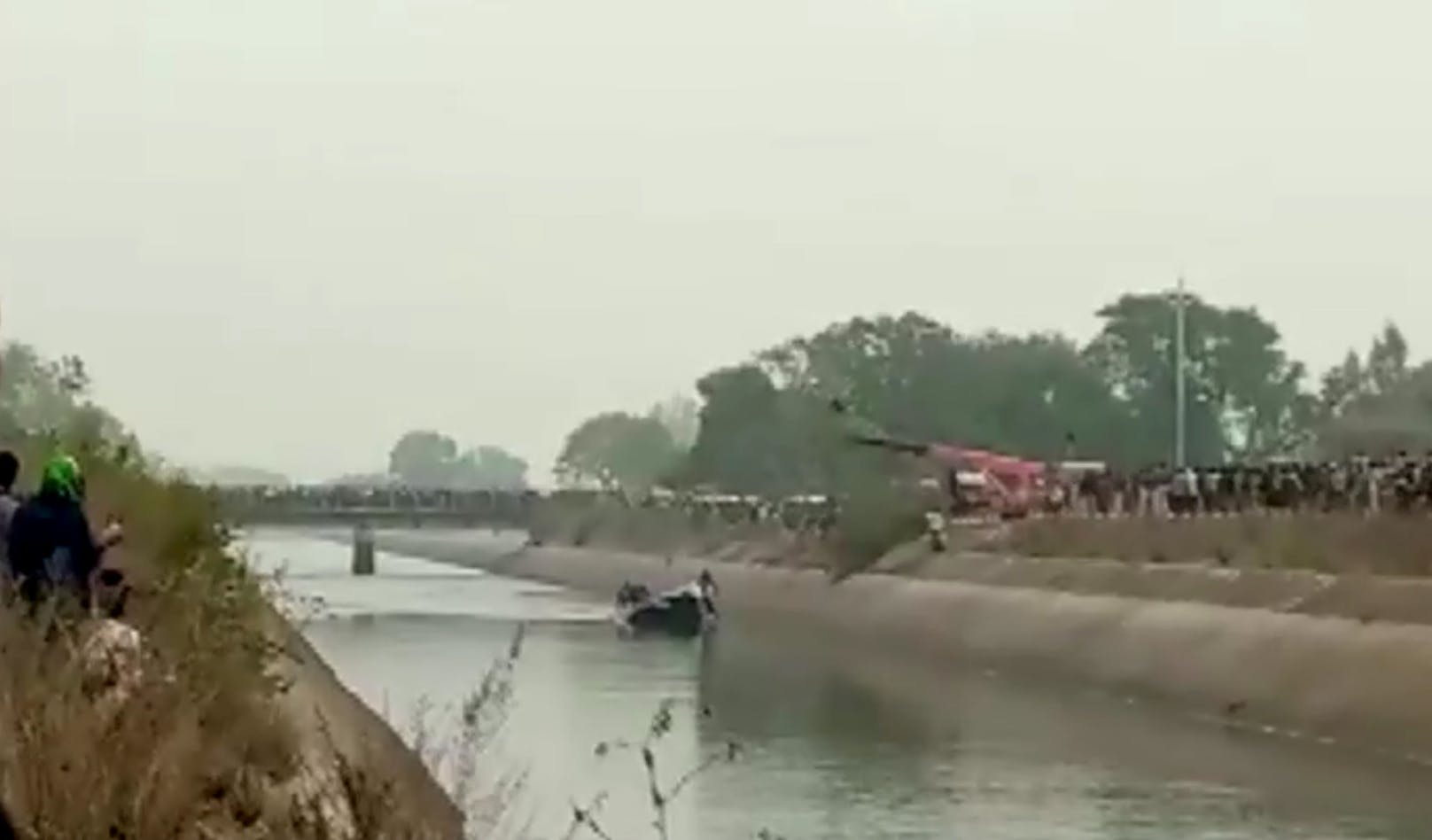 In Indien sind mindestens 40 Menschen ums Leben gekommen. Ein Bus stürzte in einen Kanal. 
