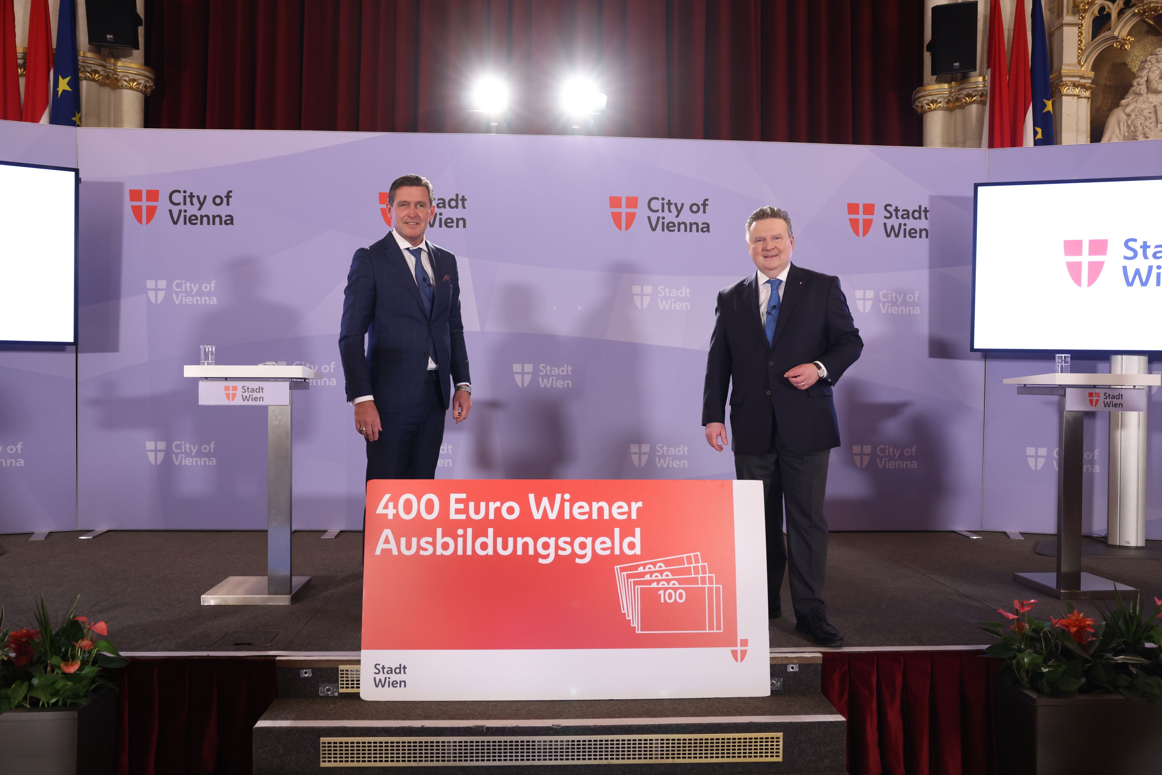 WIrtschaftsstadtrat Peter Hanke (li.) und Bürgermeister Michael Ludwig (beide SPÖ) präsentieren das "Wiener Ausbildungsgeld".