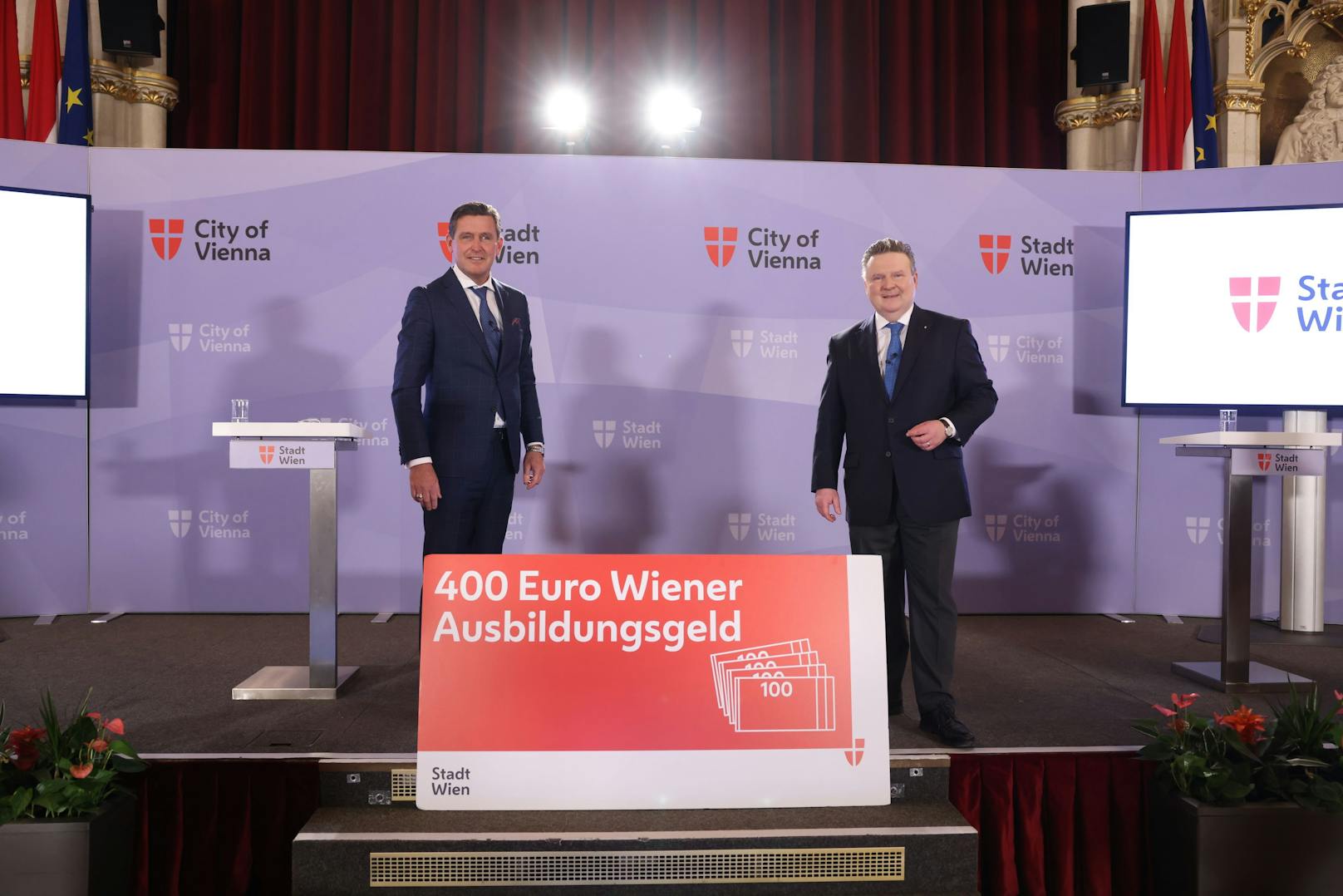 Wirtschaftsstadtrat Peter Hanke (li.) und Bürgermeister Michael Ludwig (beide SPÖ) präsentieren das "Wiener Ausbildungsgeld".