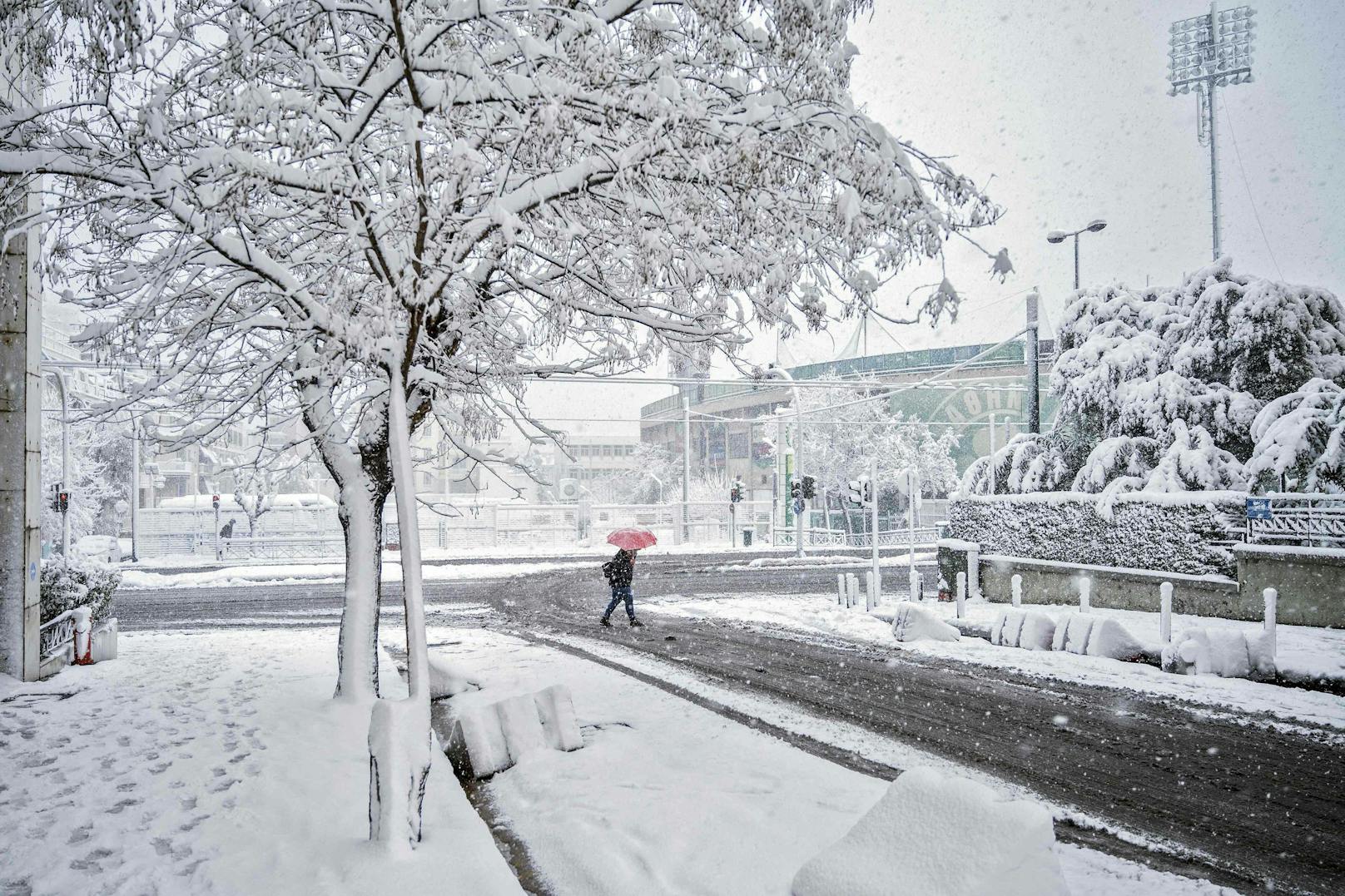 In der griechischen Hauptstadt Athen schneit es und zwar so heftig wie seit Jahrzehnten nicht mehr.