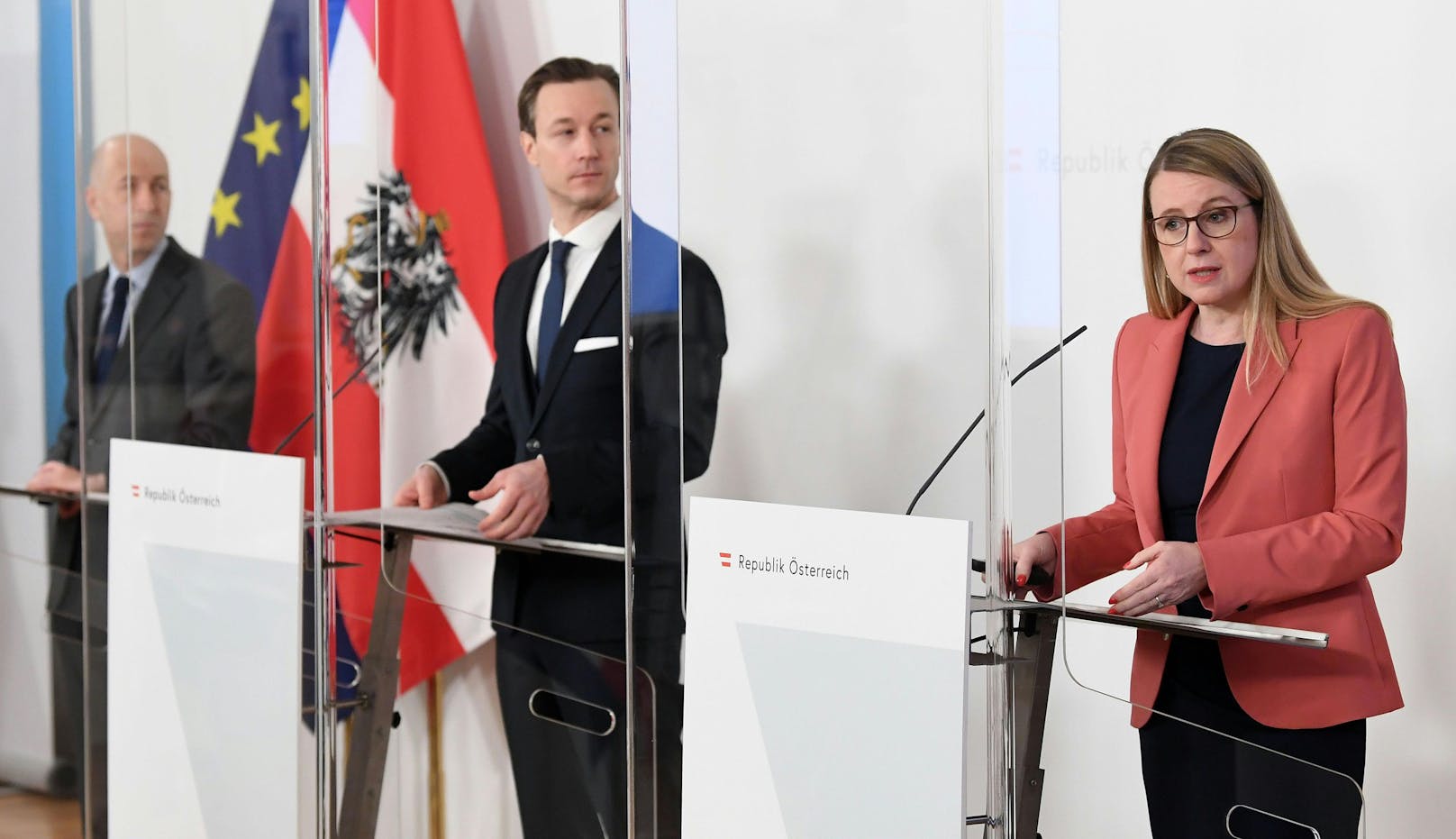 Arbeitsminister Martin Kocher (ÖVP), Finanzminister Gernot Blümel (ÖVP) und Wirtschaftsministerin Margarete Schramböck (ÖVP) am 16. Februar 2021.