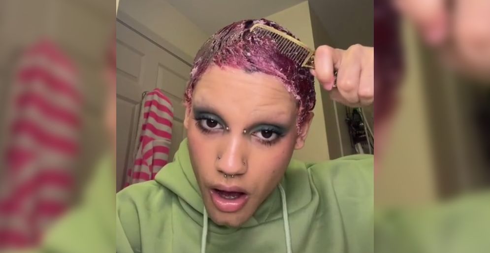 Die TikTokerin Avani Reyes hat Gorilla-Glue-Leim über ihre Haare geschmiert.