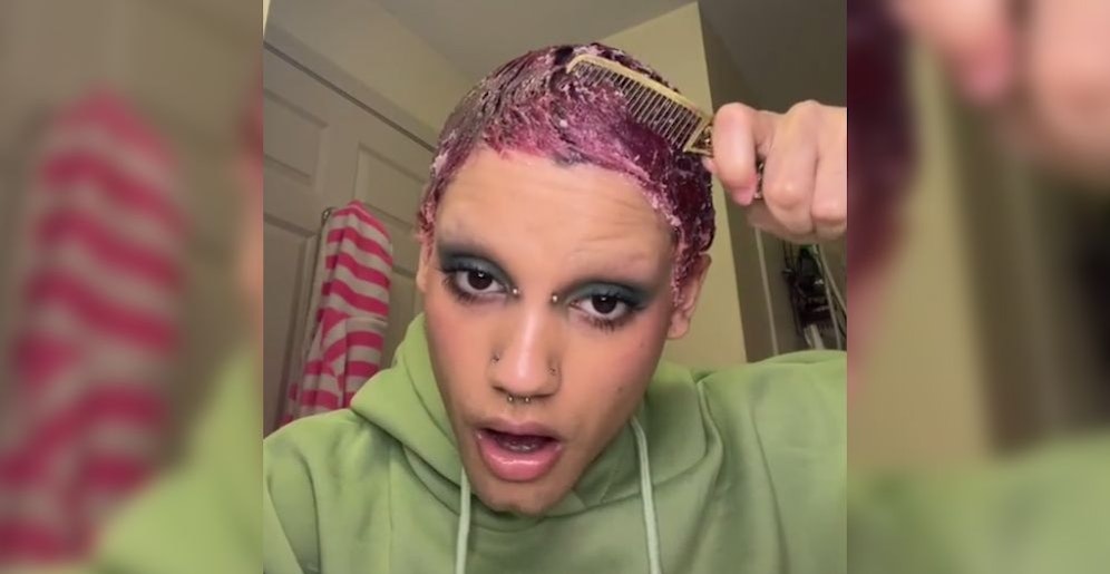 Die TikTokerin Avani Reyes hat Gorilla-Glue-Leim über ihre Haare geschmiert.