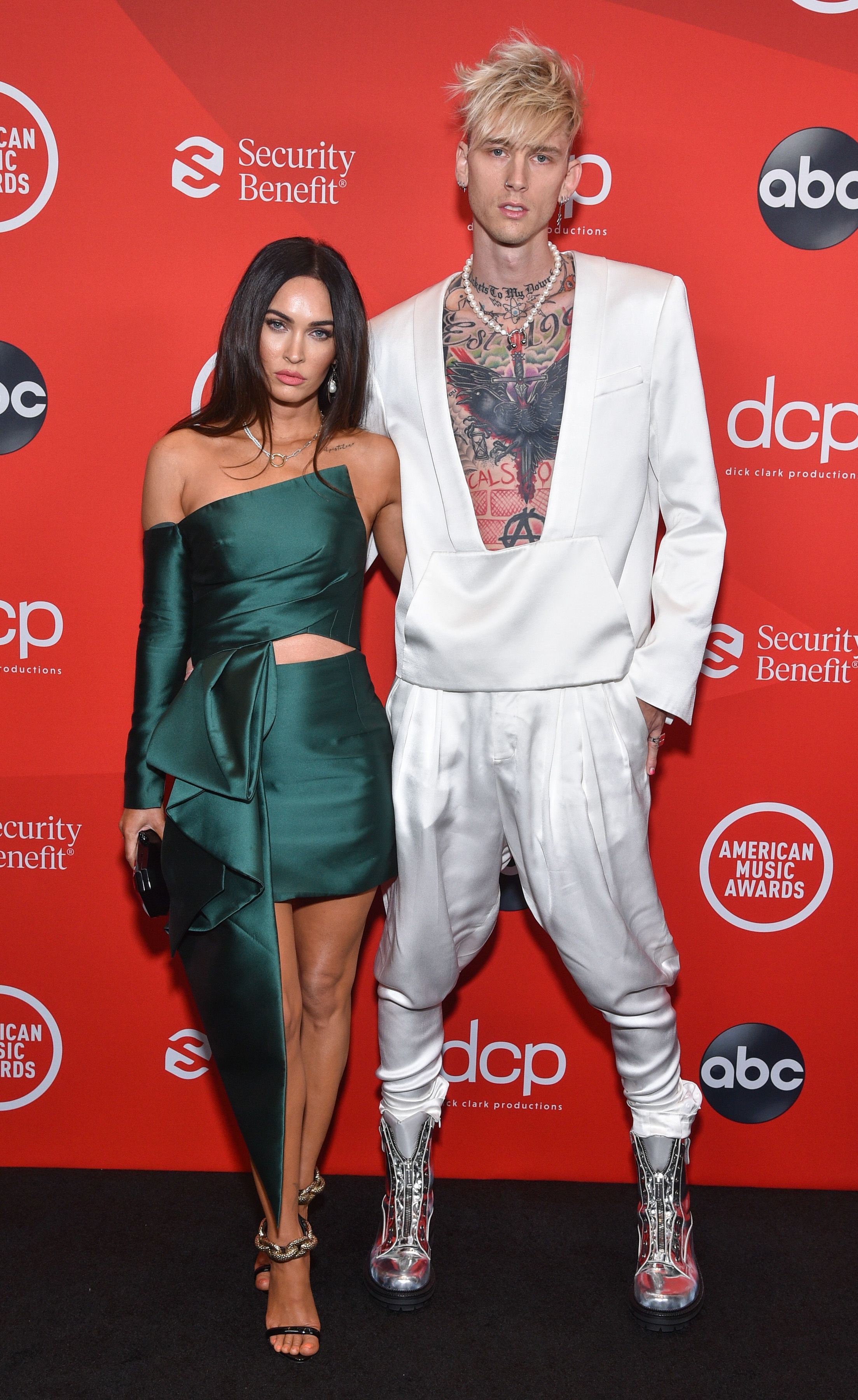 <strong>Megan Fox</strong> und <strong>Machine Gun Kelly</strong> feiern ihre wilde Liebe, die seit diesem Valentinstag um ein ungewöhnliches Schmuckstück reicher ist.<br>