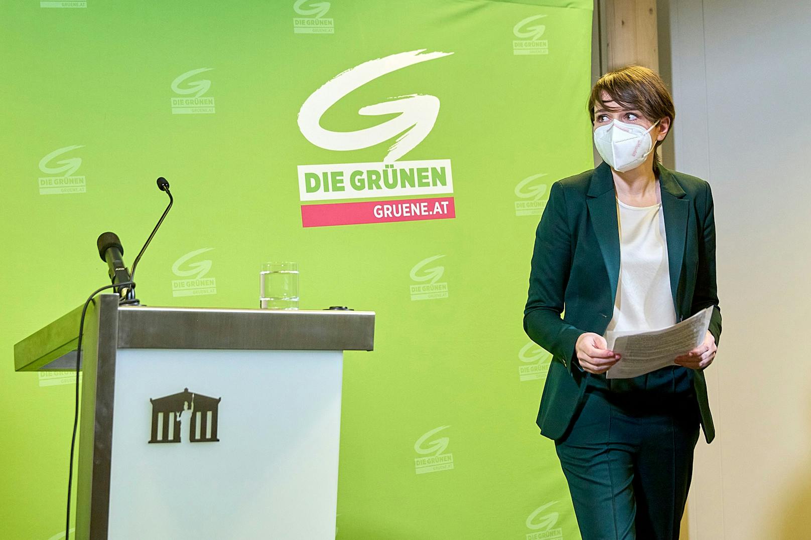 Sigi Maurer erklärte am 16. Februar in einer Pressekonferenz, dass die Grünen dem Misstrauensantrag gegen Finanzminister Gernot Blümel (ÖVP) nicht zustimmen.
