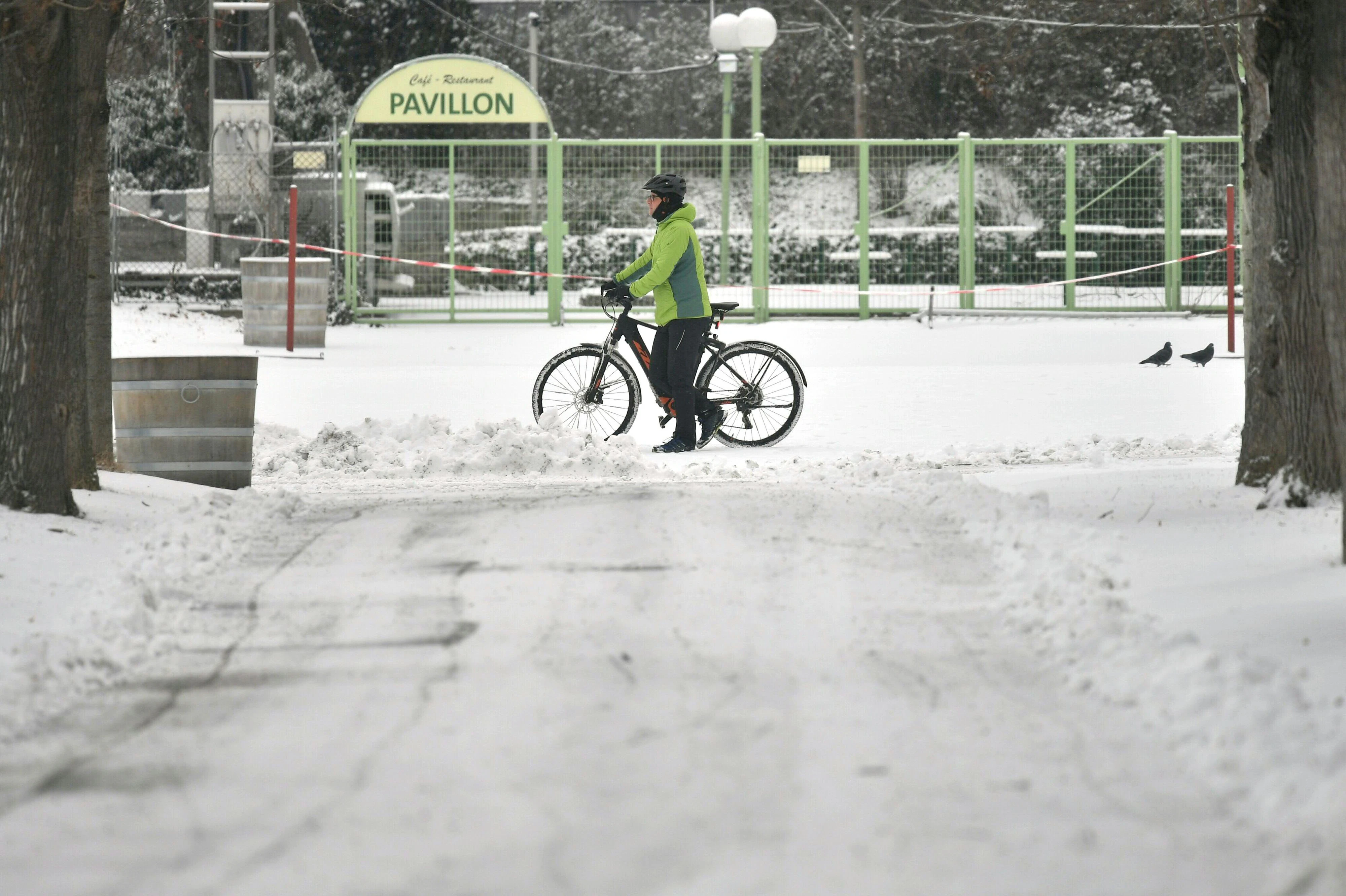 Ein Wiener Fahrradfahrer im Schnee aufgenommen am 16. Februar 2021