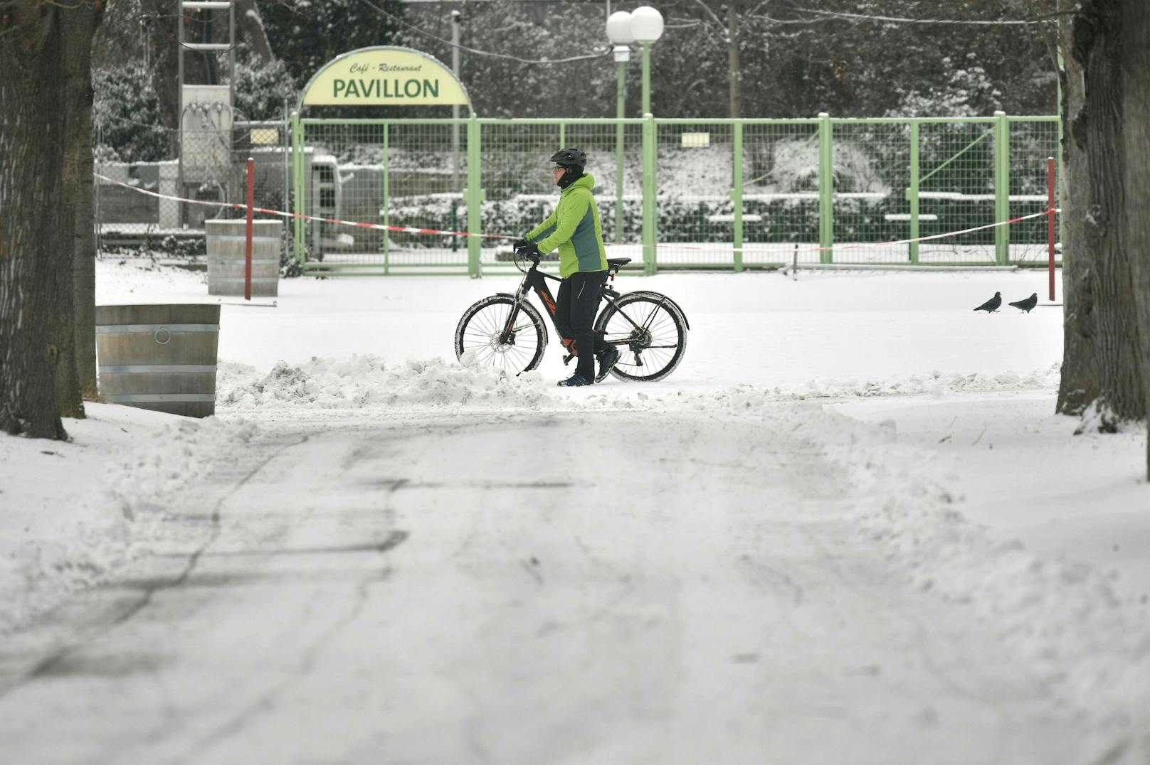 Ein Wiener Fahrradfahrer im Schnee, aufgenommen am 16. Februar 2021