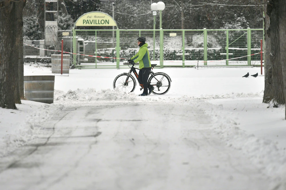 Ein Wiener Fahrradfahrer im Schnee, aufgenommen am 16. Februar 2021