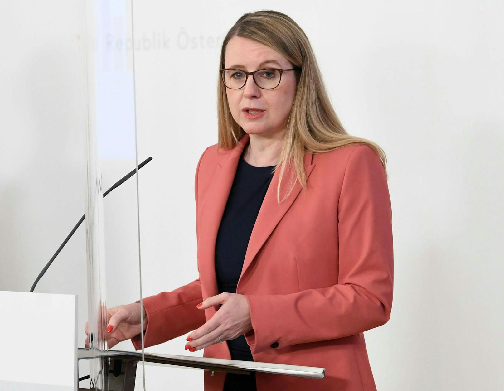 Wirtschaftsministerin Margarete Schramböck (ÖVP)&nbsp;bei einer Pressekonferenz am 16. Februar 2021.