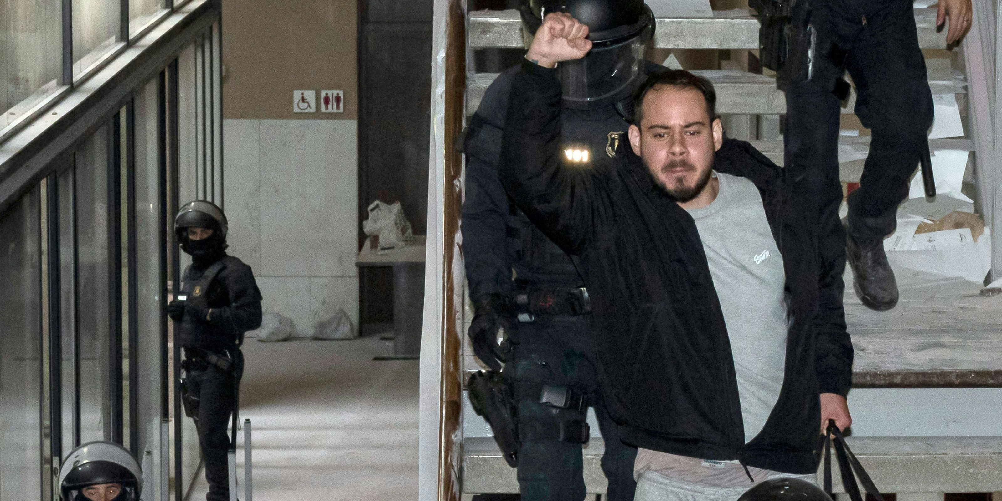 Der Rapper Pablo Hasél wurde in der Universität der katalanischen Stadt Lleida abgeführt