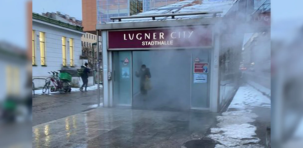 Beim Aufgang zur Lugner City bildete sich eine dichte Dampfolke.