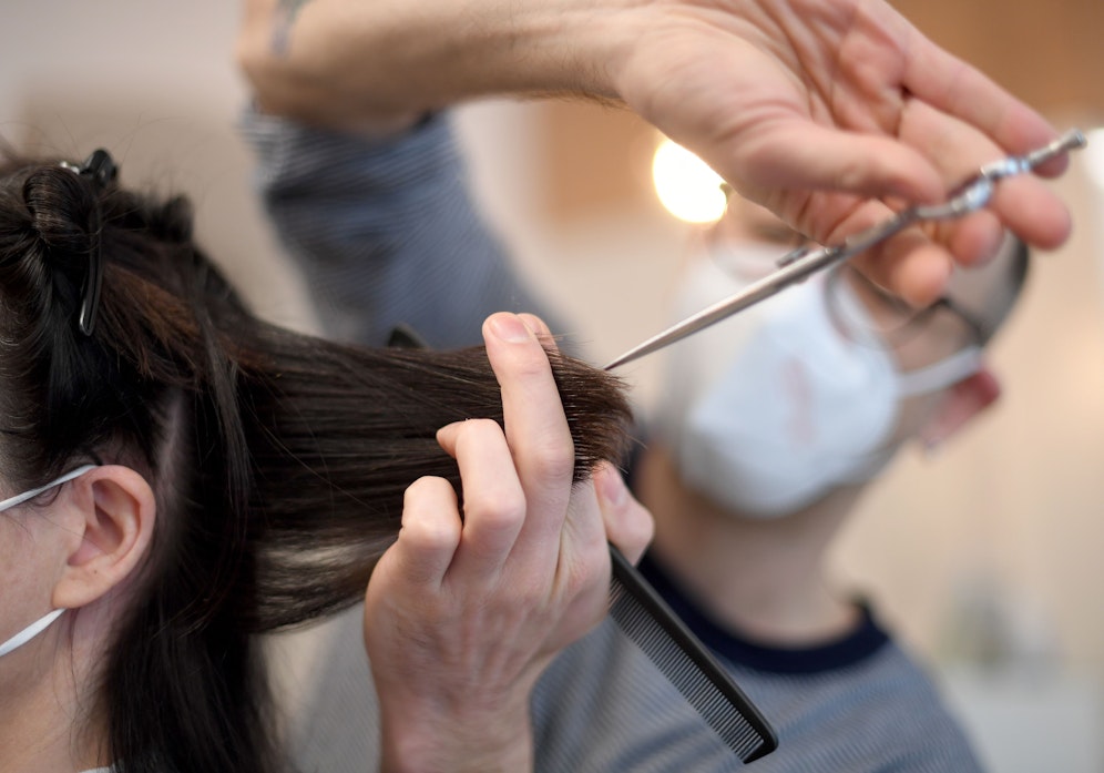 Wer dieser Tage zum Friseur geht, muss Maske tragen – meistens zumindest.